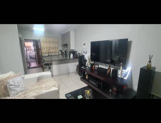 2 BEDROOM APARTMENT FOR SALE IN HEUWELSIG ESTATE